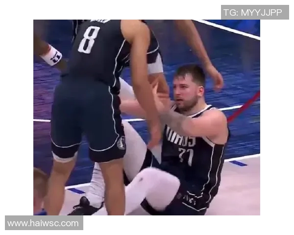 湖人本赛季关键时刻首次失利 东契奇六犯离场怒摔护膝捂脸显失落 湖人本赛季关键时刻首次失利 东契奇六犯离场怒摔护膝捂脸显失落